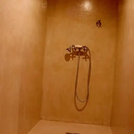 Πανσιόν Avec Privatif Et Piscine De 2 A 10 Voyageurs 4*