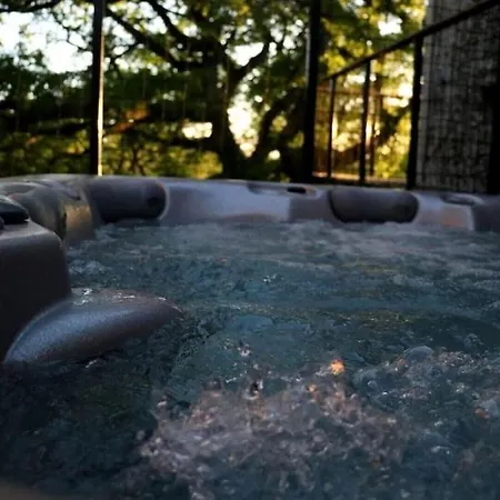 Gite Esprit Cabane Spacieux Avec Acces Spa Privatif Et Piscine De 2 A 10 Voyageurs 4* Brassac (Tarn-et-Garonne)